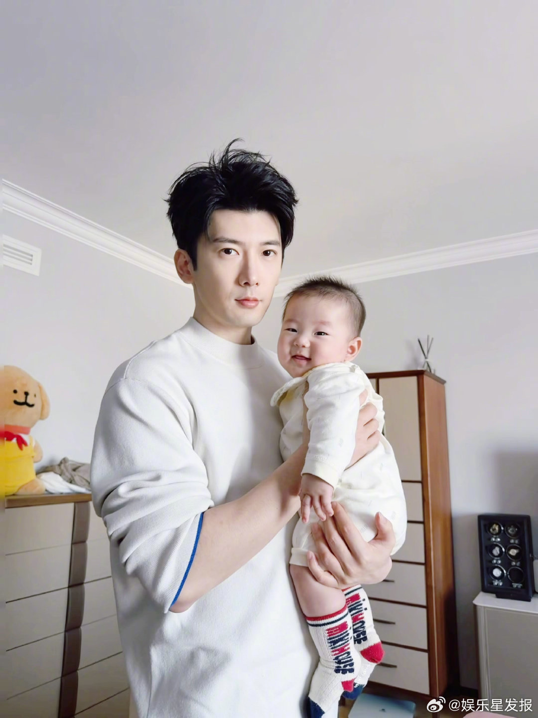 刘芮麟的儿子会叫爸爸了刘芮麟拍到儿子第一次叫爸爸 从官宣晒娃，到如今捕捉第一声“