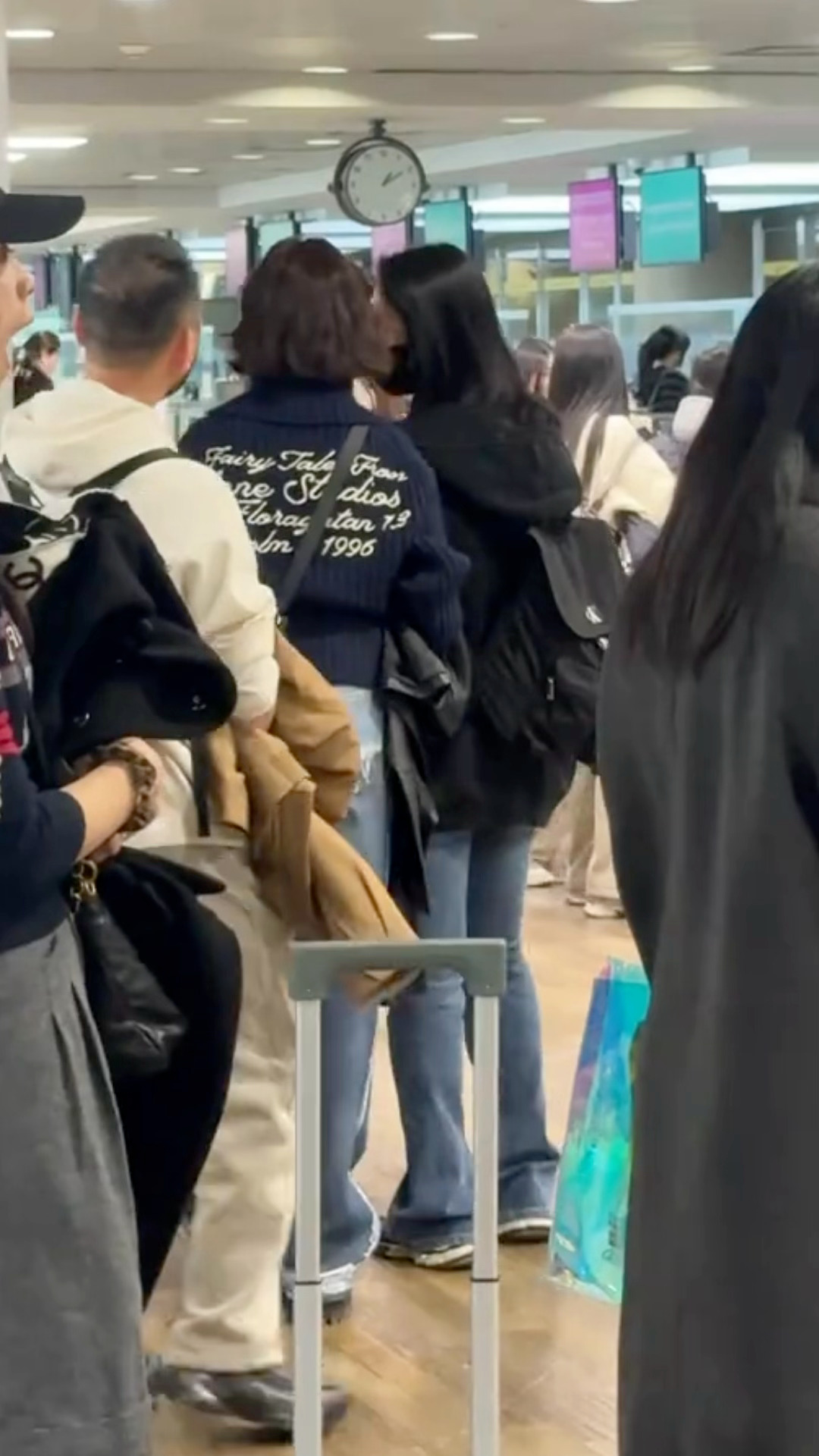 吴宣仪晒短发造型.吴宣仪 跟路人合影都这么好看耶cr.logo 