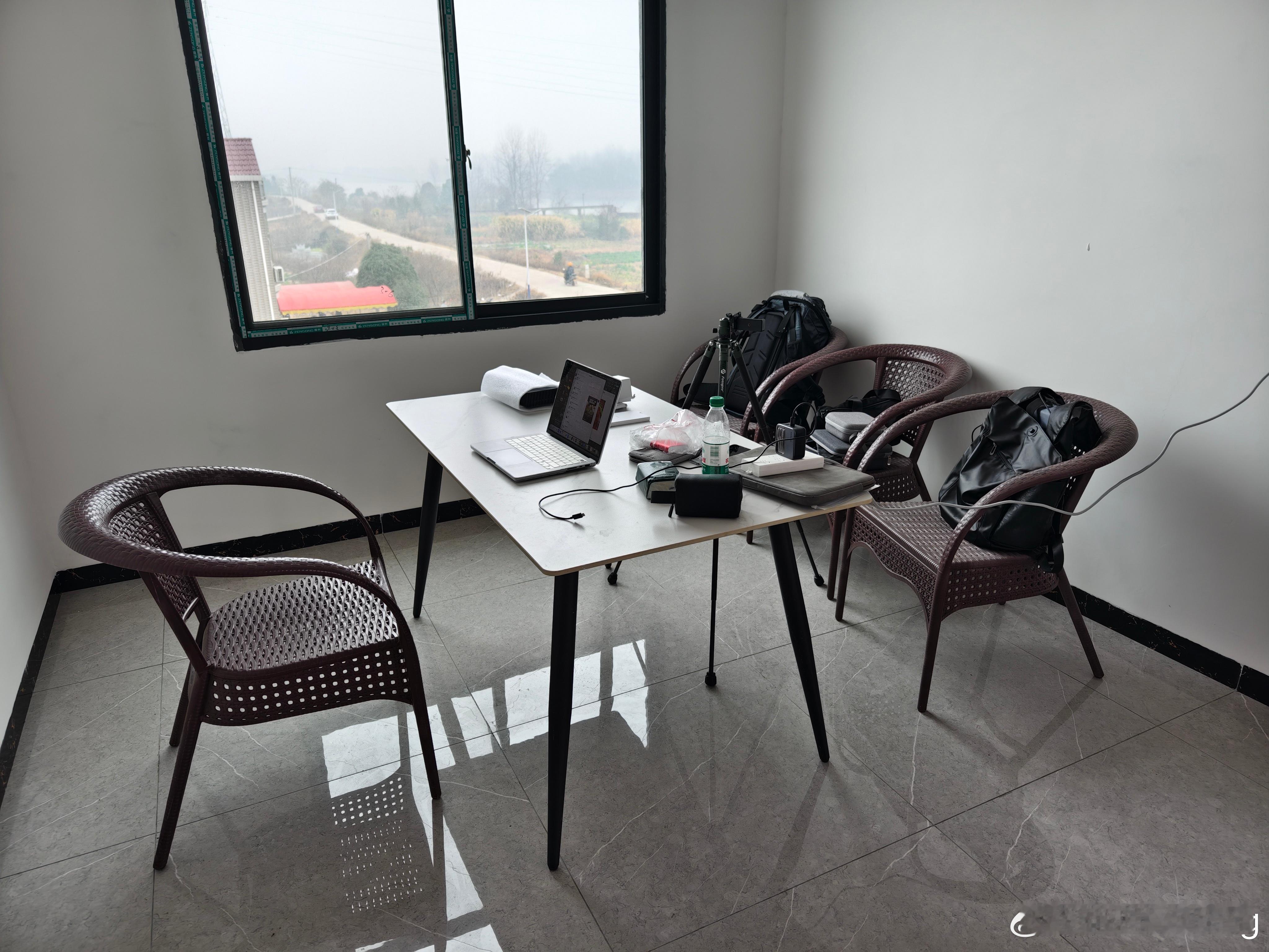 自媒体的职业病就是一刻也不可以闲着回到老家，又给自己搞了一个临时的办公场所准备规