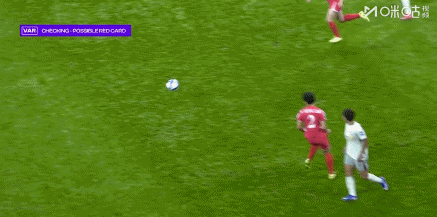这个裁判尺度有些松啊！看动图，朝鲜女足队员鲁莽出脚，直接冲着邵子钦的大腿踩踏而去
