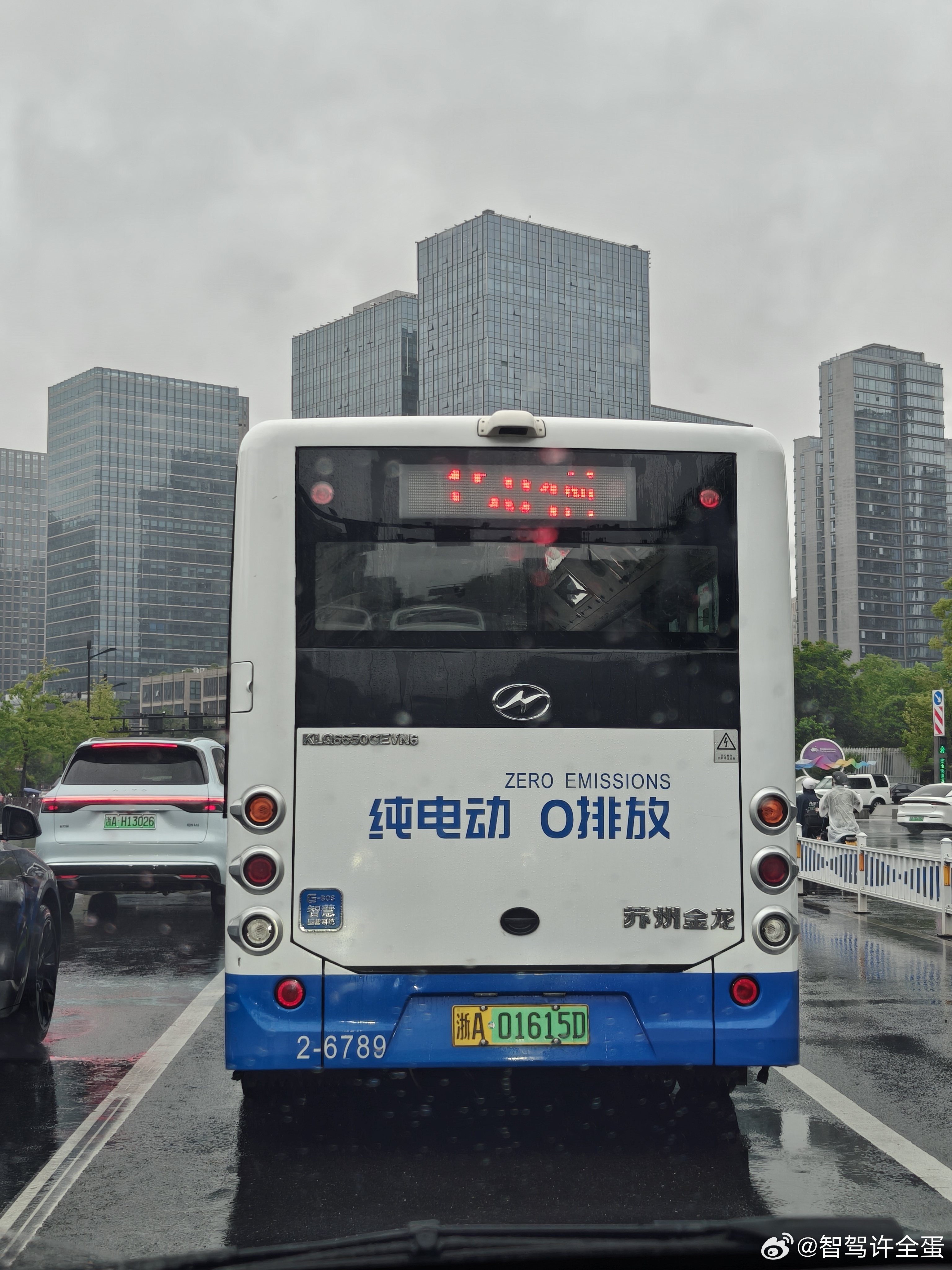 这种大车尾部安装的向下的摄像头，你知道有什么作用吗？[偷笑][偷笑][偷笑]最主