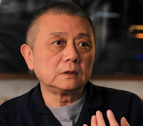 王朔说：
总是出言不逊、不断让你难受的人，
谈不上性格直，也不是情商低，
只因为