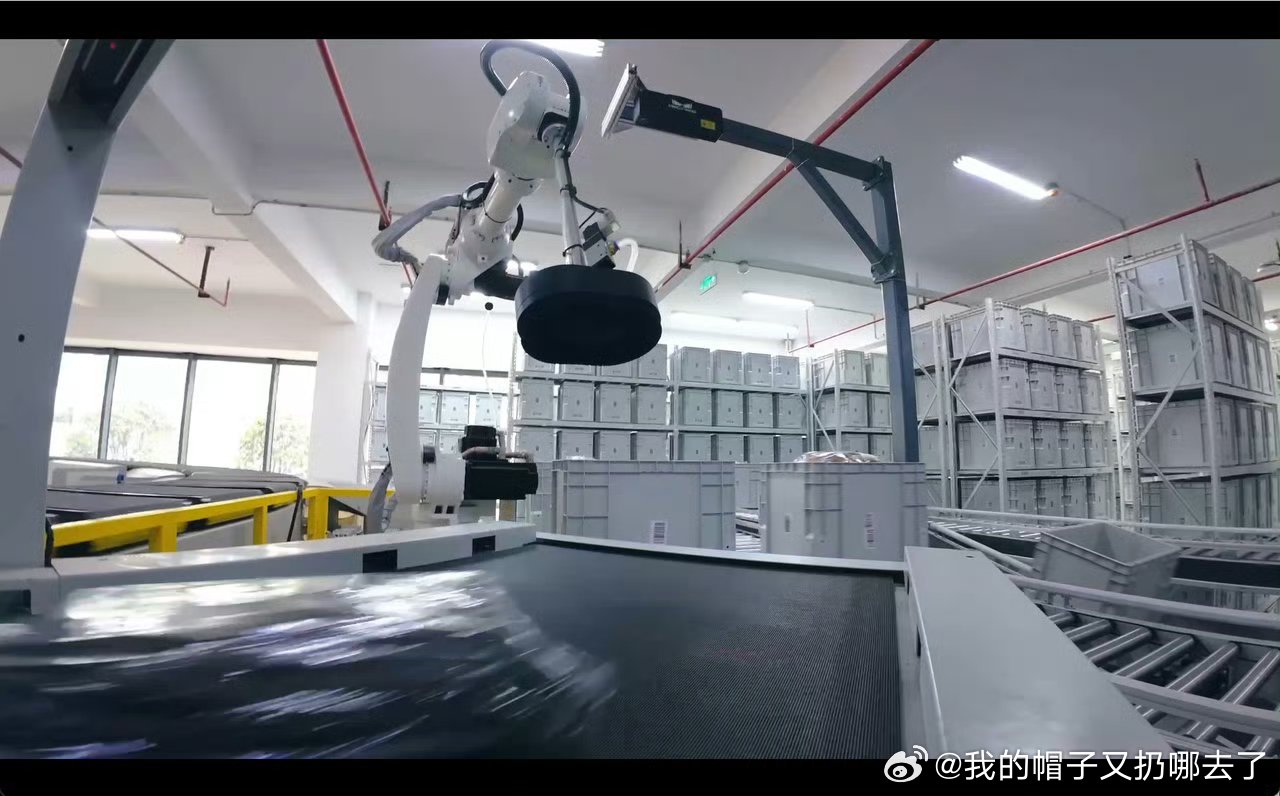 00后女生把牛仔裤卖到全球依托广州完备的服装供应链，自主完成面料打版与成衣制作，