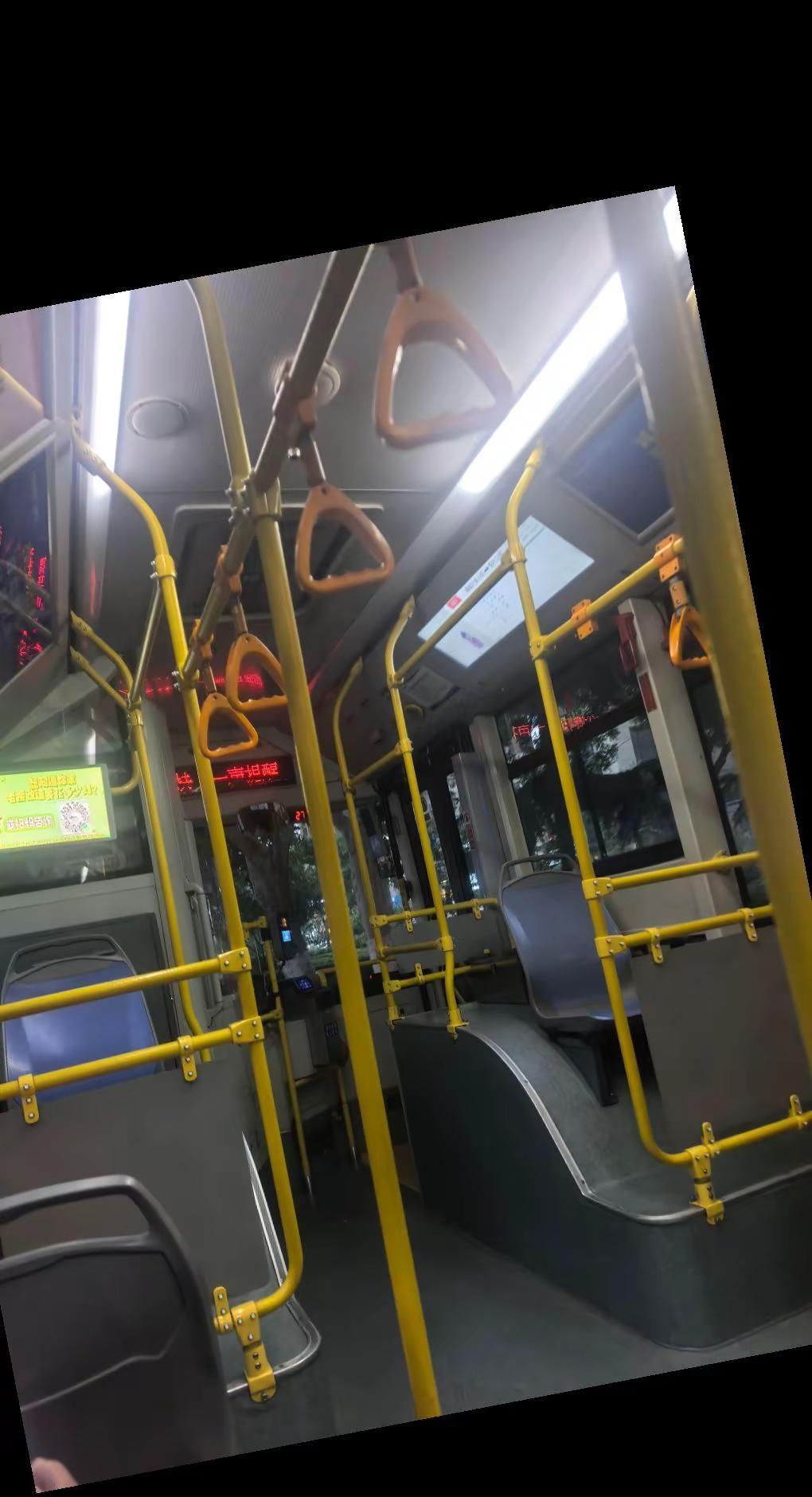 今天乘407路公交车，司机师傅开门一声你好！顿时感到非常感动！谢谢司机师傅！工作