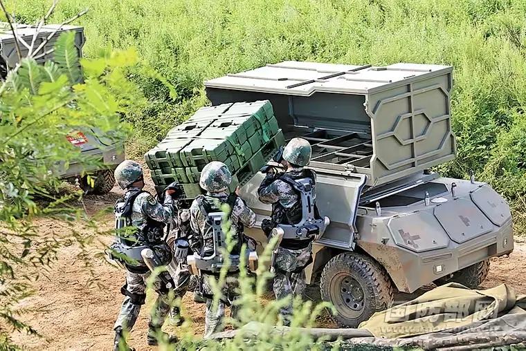 动力式外骨骼+无人驾驶车：解放军战场后勤进入新时代？
         图片来自