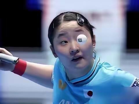 封神抓拍！
一边是教练满心的无奈焦灼，一边是对手赢球后的极致张扬，瞬间把赛场众生