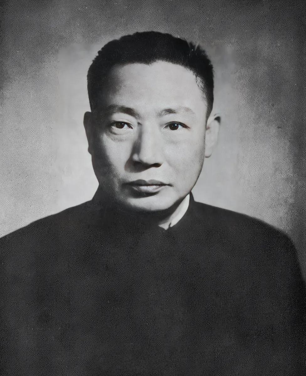 抗战时期，毛人凤在重庆主持军统本部工作，可谓废寝忘食，那会儿的伙食是：早餐大米稀