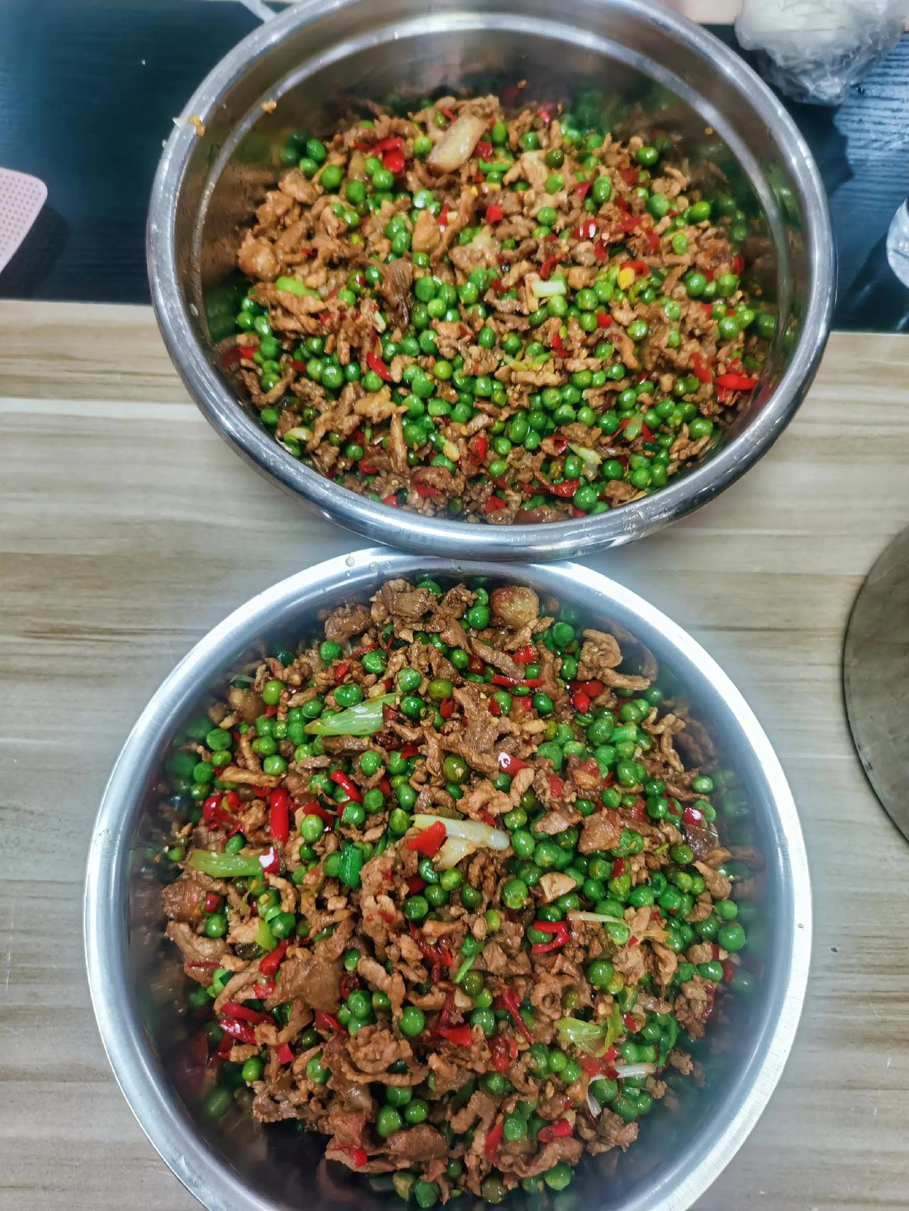 公司食堂家常菜谱：
猪肉炒青豆
素炒有机花菜
冬瓜汤。

人人都渴望自由，可生活