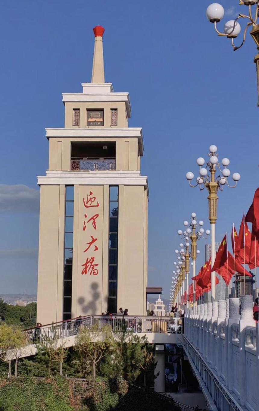 好多年没踏足过迎泽大桥了，尤其是改造完工后，这座气势恢宏的桥成了热门打卡地，老伴