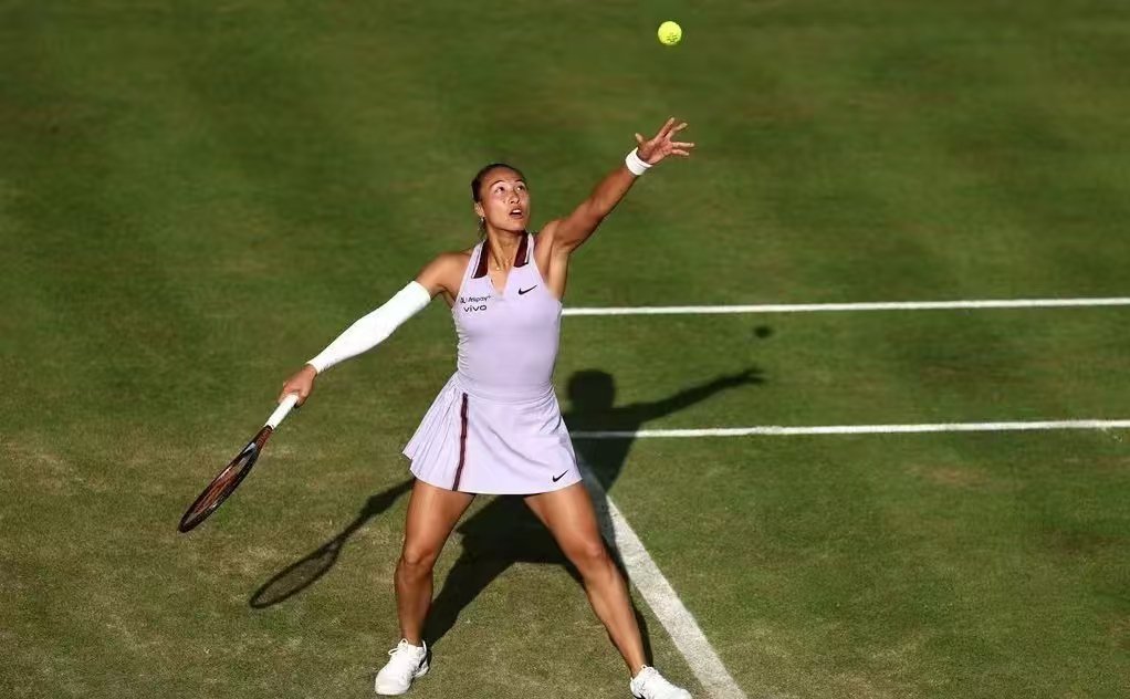 北京时间今天（13日）凌晨，WTA500伦敦站第二轮，赛会头号种子郑钦文以6比3