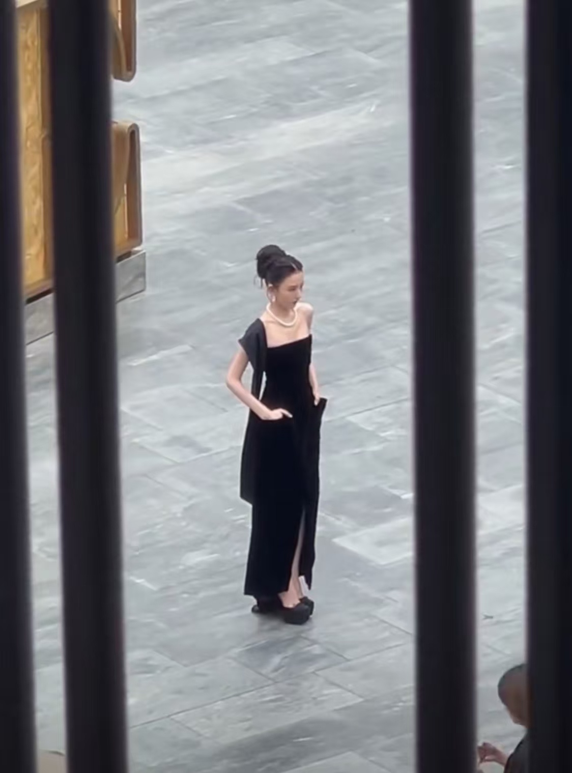 宋祖儿黑色飘带抹胸裙宋祖儿西安活动出图 宋祖儿黑色飘带抹胸裙，这个美貌，穿什么都
