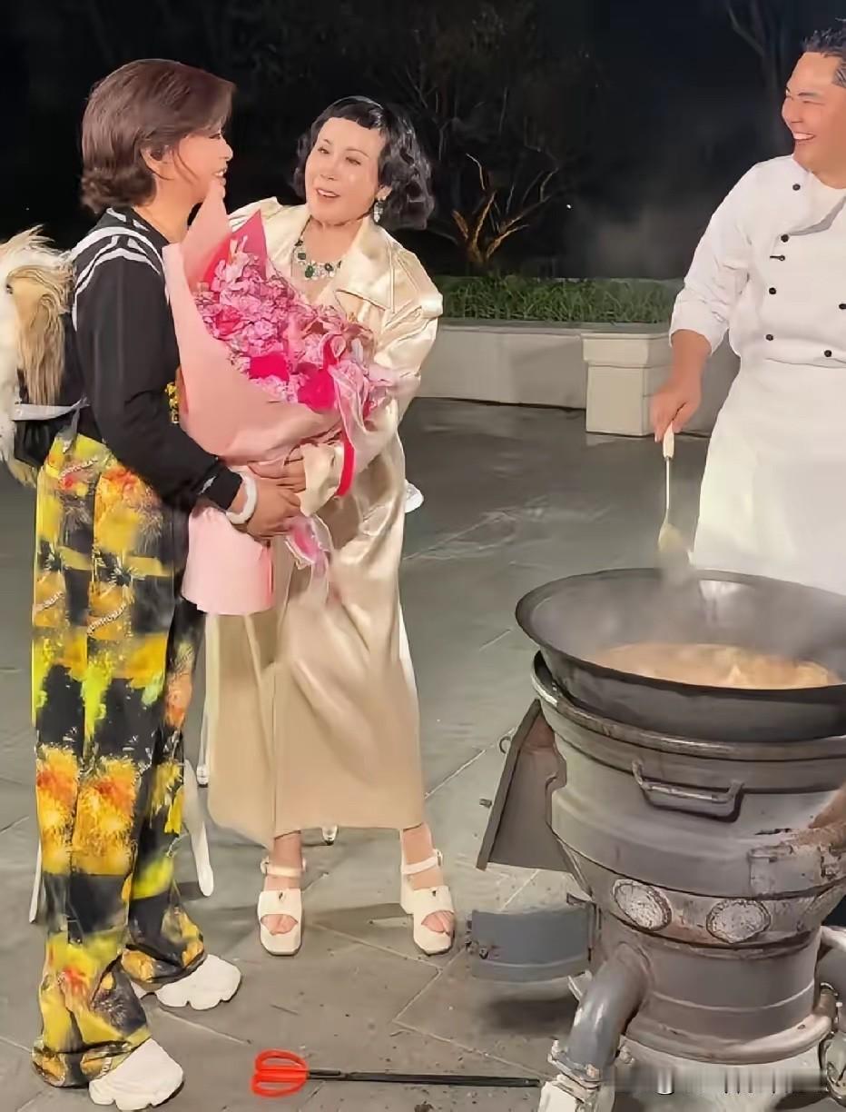 刘晓庆穿的这条裤子也太夸张了吧？看她都把裤子给提到腰上了，而且脚上还穿了双厚底的