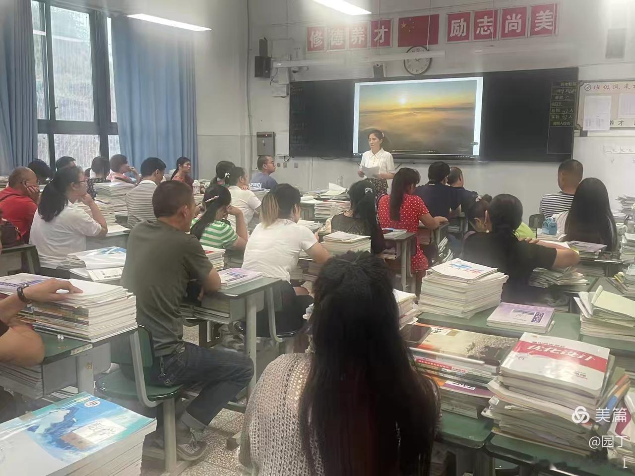 今天说说办学理念。
办学理念是学校在教育实践中所秉持的核心思想和价值取向，是指导