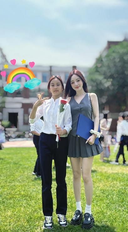 #甜馨参加毕业典礼##甜馨毕业哭了# 妈妈晒出甜馨参加小学毕业典礼的照片，扑在妈