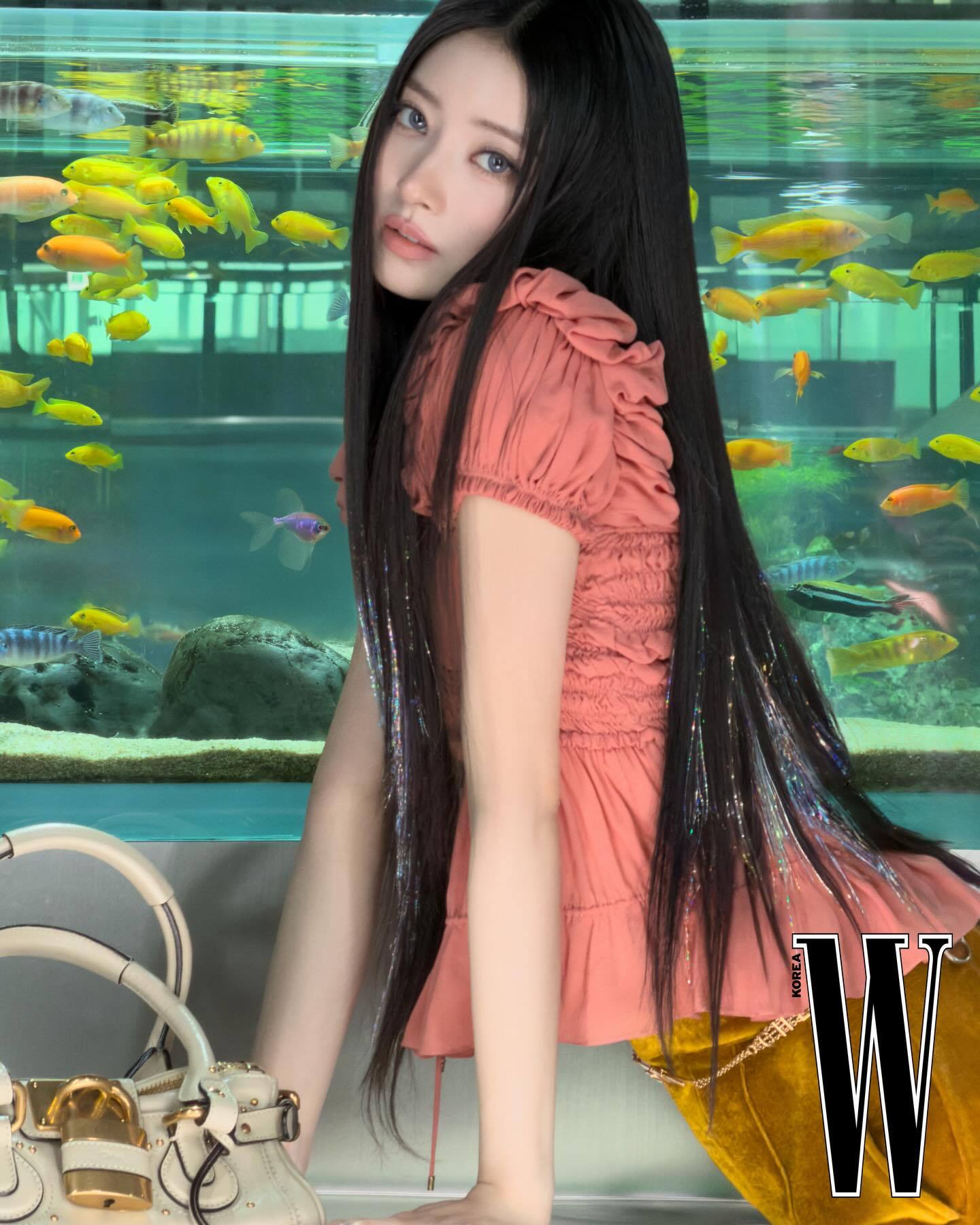 ANNA x CHLOE x W Korea幻化成为深海里的美丽荧光鱼🐠 