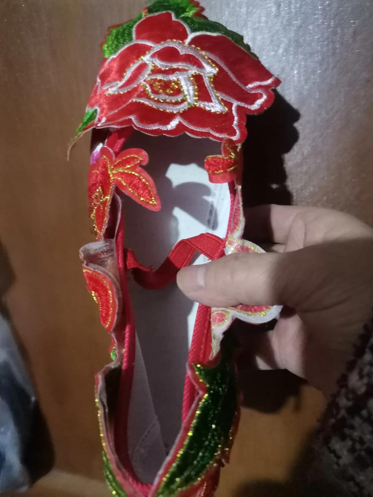 大家帮忙看看这双绣花鞋该不该去掉那个花边呀？去掉后会不会比之前更简洁好看呢？