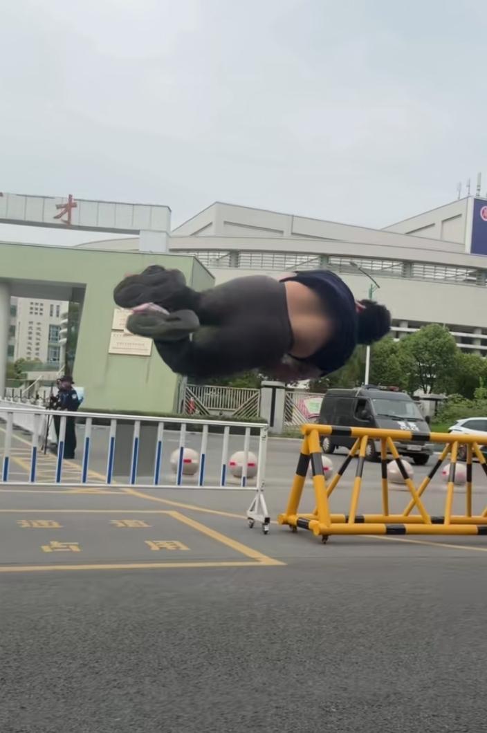 笑疯！盐城考生考完当场空翻，全场直呼太帅
 
盐城亭湖高中考点人头攒动，压抑许久