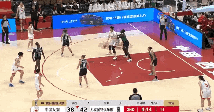 张茹在暂停时不断给张子宇传递经验。张子宇刚刚进攻有个比较明显的架肘，被吹了进攻犯