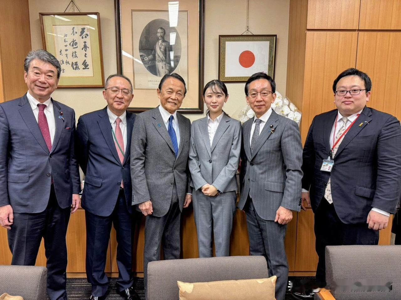 “麻生派”实力再次壮大！麻生太郎将此次当选为众议院议员的最年轻的村木汀纳入“麻生