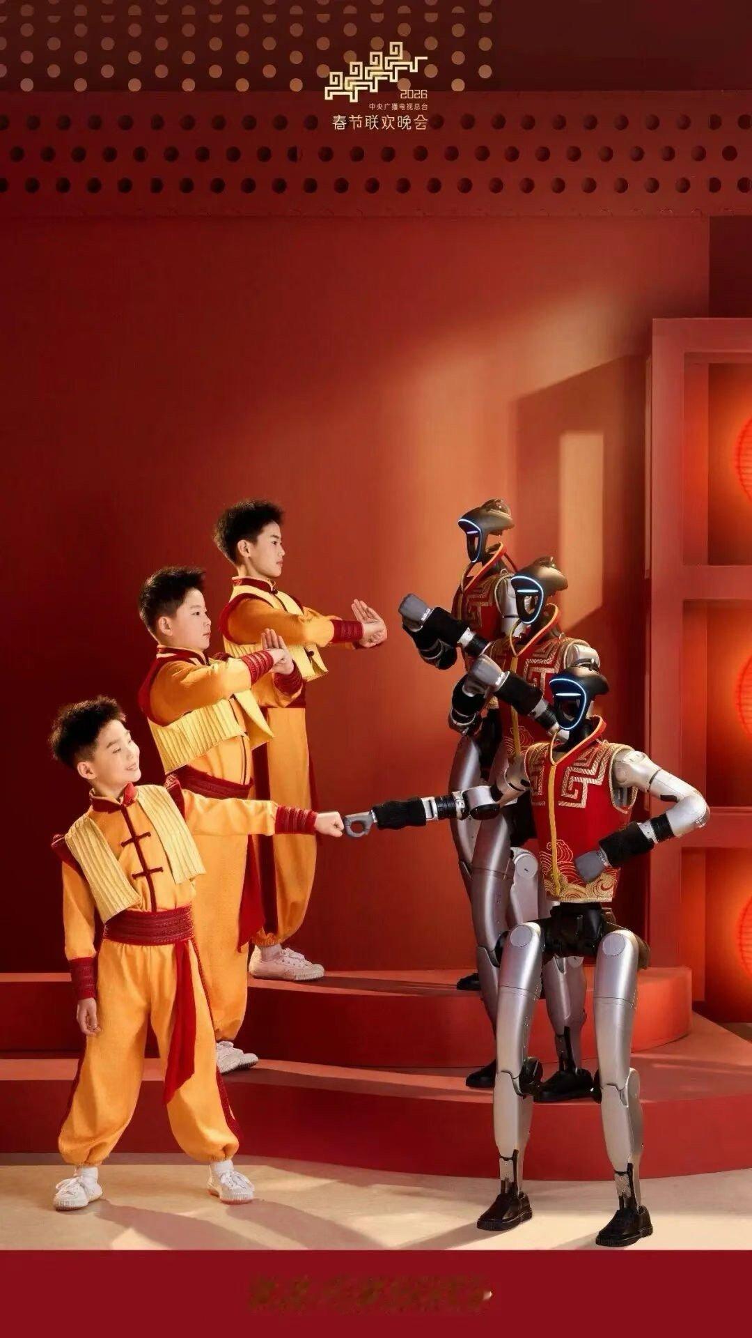 《武bot》上的宇树机器人，头和去年不太一样，全部搭载了禾赛 JT128 激光雷