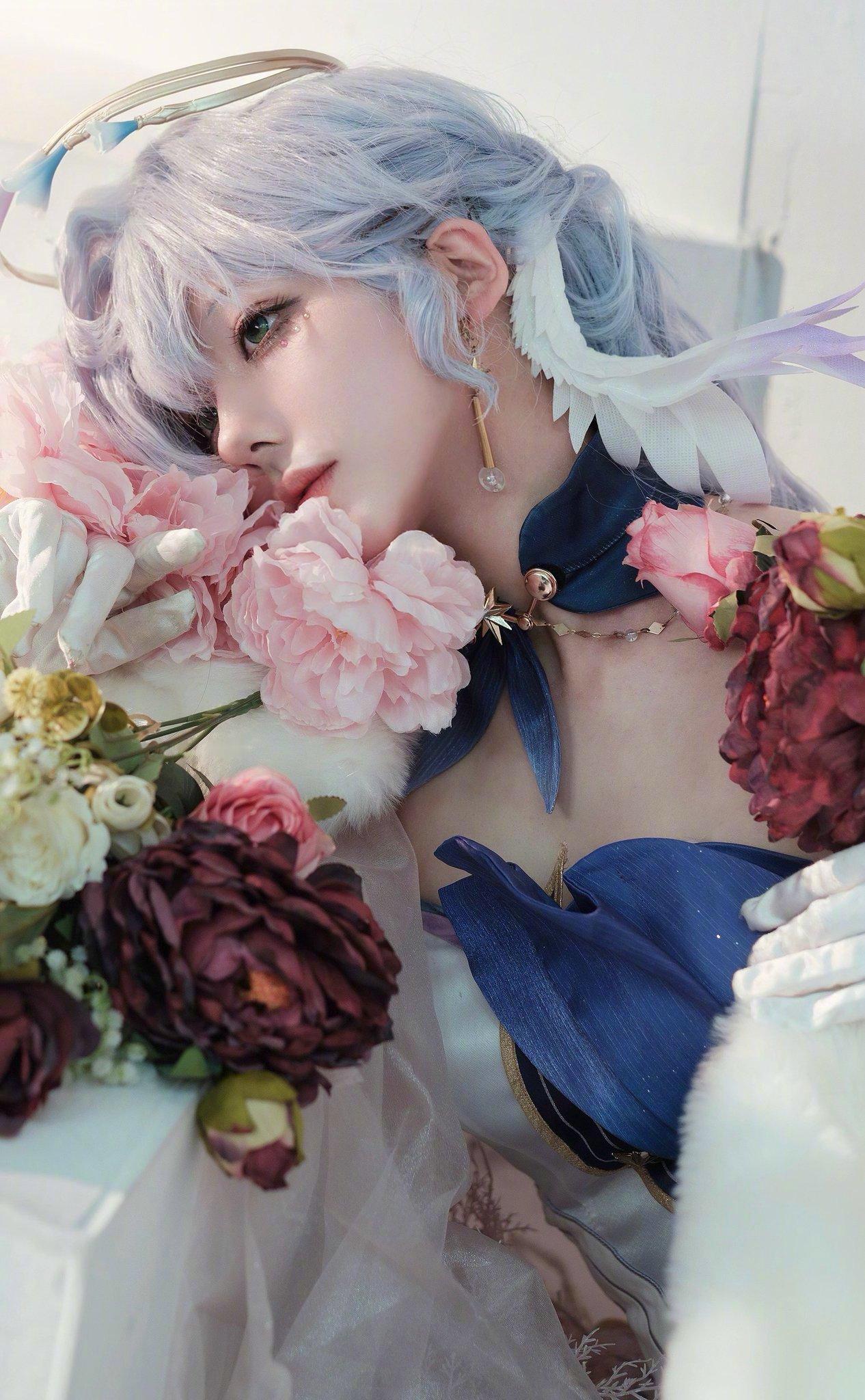 游戏趣图  知更鸟cos「星々の燦めきよ。」（X：io____000） 
