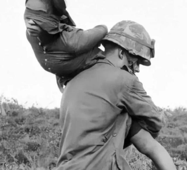 1959年，一名美国士兵，俘虏了一名美丽的越南女士兵，那名女士兵突然脱下了自己的