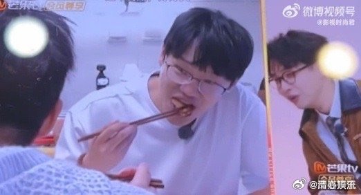 红烧排骨烧的是李飞的脊椎 刷到李飞这段直接被笑到，合文俊说只有一根骨头，他立马接