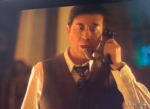 看《八千里路云和月》我的观后感
看到镜头里，田家泰接电话的背影紧绷，丁玉娇站在他