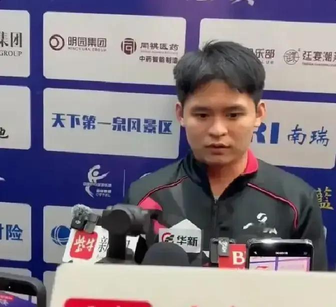 肌腱炎复发，林诗栋提前退赛
 
今晚乒超半决赛，黄石华新突然宣布头号男单林诗栋肌