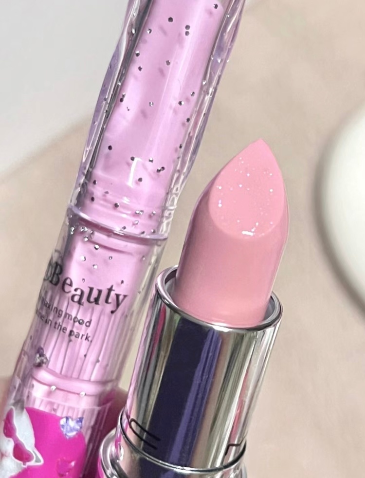 白开水妆容的秘诀👄MAC花洛莉亚固体唇蜜新色💄这调色师怎么回事啊！ 随便抓一