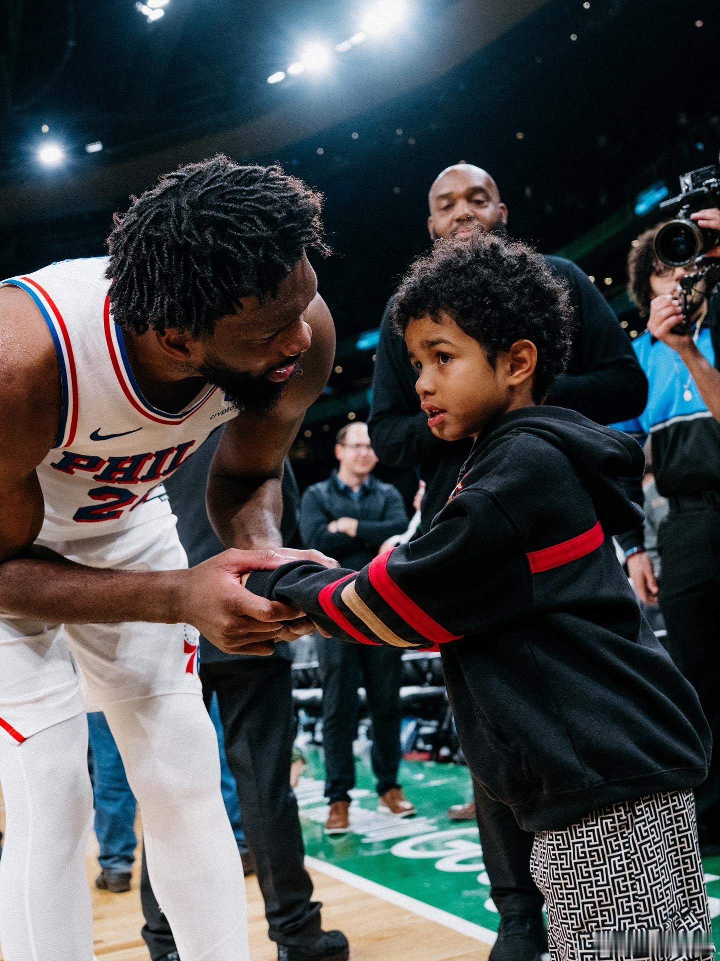 恩比德的儿子和乔治的儿子一起到场边观战！两位小朋友从小就是好兄弟啦🤝🏀76人