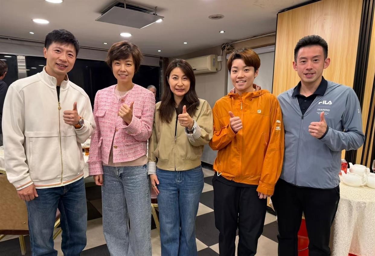 郭晶晶与4位乒坛名将合照：大魔王张怡宁怡颜悦色，满面春风；马龙朗目疏眉，笑逐颜开