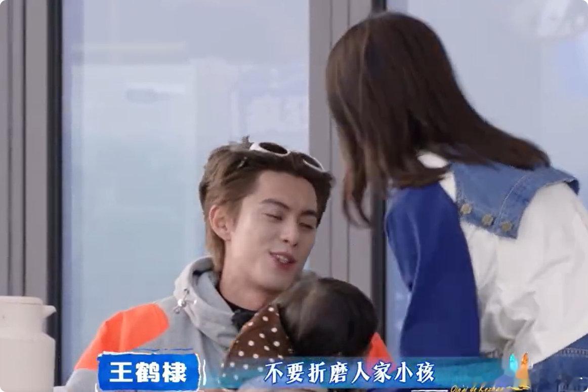 白鹿王鹤棣带娃王鹤棣白鹿抱娃接力亲爱的客栈白鹿抱娃丝滑到离谱，王鹤棣瞳孔地震，三