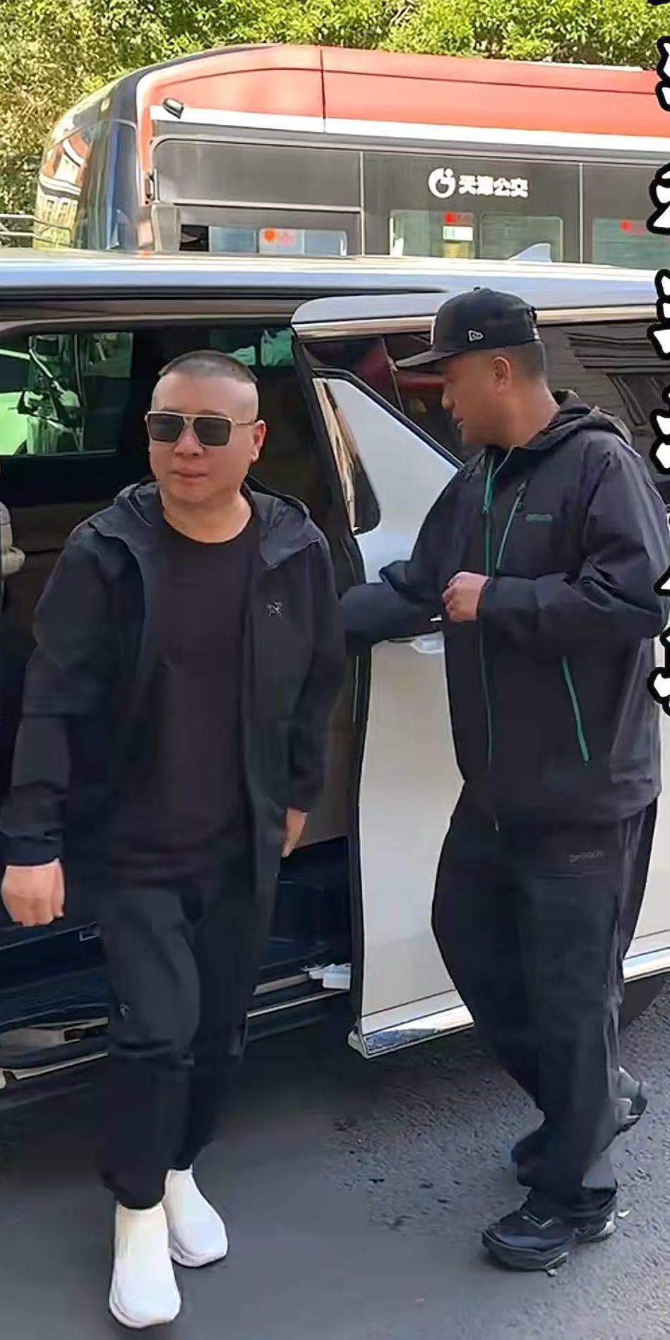 郭德纲乘车到天津德云社，下车没人扶引网友热议，有祝福的还有不少说风凉话的！德云社