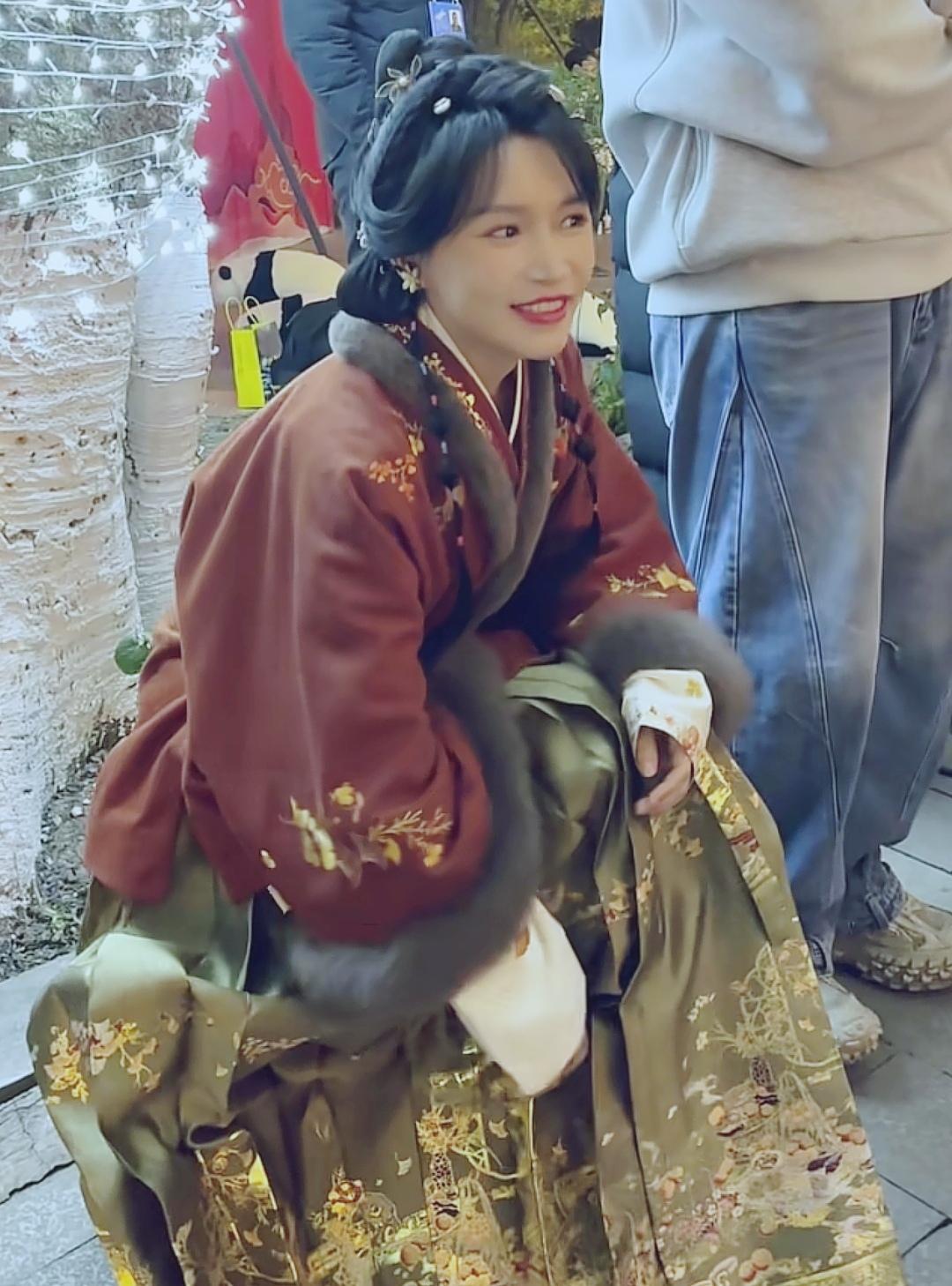 李子柒春晚搓绒花火了！非遗破圈的关键，从来不是端着而是融入烟火

李子柒春晚后台