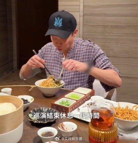 陶喆说巡演完要开炸酱面店 昨天到北京，炸酱面直接安排上！新吃法配绿蒜超香。同事双