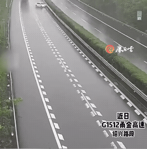 雨天路滑，小车处置不当，滑到路中间。此时此刻，正好三辆大货车录续通过，上演了教科