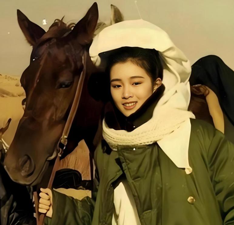 1987年，张艺谋筹拍《红高粱》，女主选了“丰乳肥臀”的史可。可巩俐也想出演，于