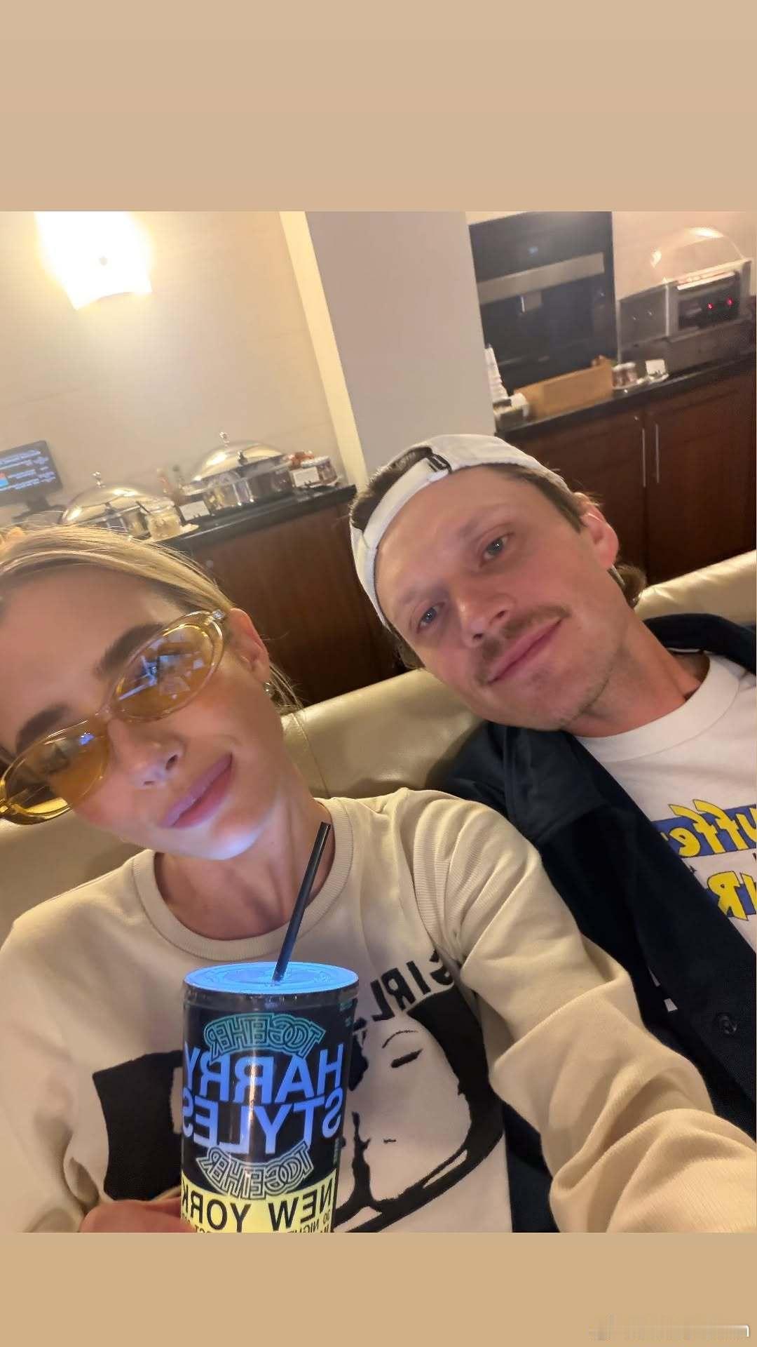 Emma Roberts艾玛罗伯茨和老公Cody John一起看完harry s