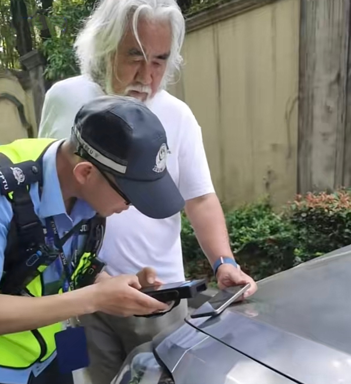 5月7日有网友在社交于台晒图称母亲开车撞到了张纪中导演的车。张纪中：“我先去送小