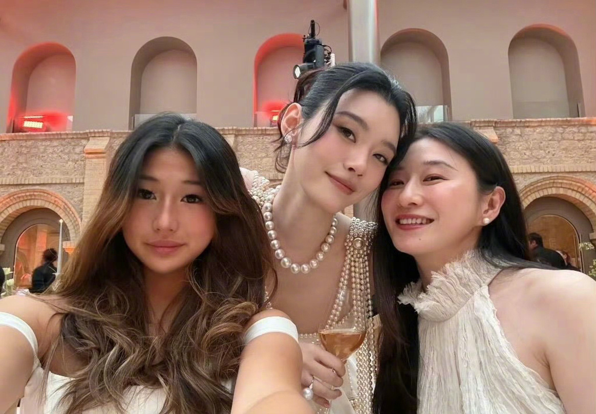 奚梦瑶  婚礼晚宴造型来了！继Dior 高订婚纱后，晚宴选择是CHANEL 19