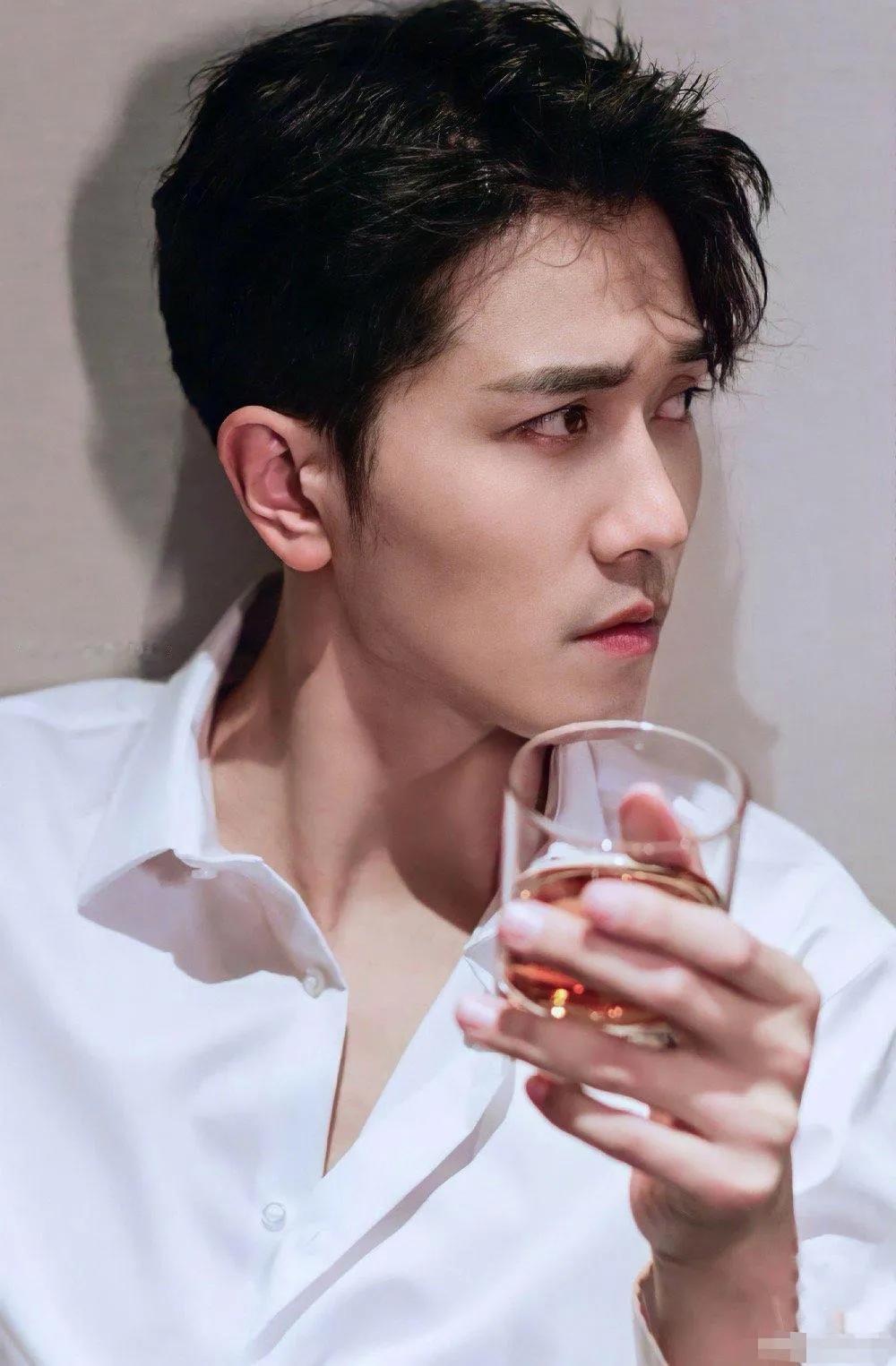 彭冠英在新剧《恋人》里的表现太亮眼了。他的眼神真是绝了，每一个动作都透露出故事感