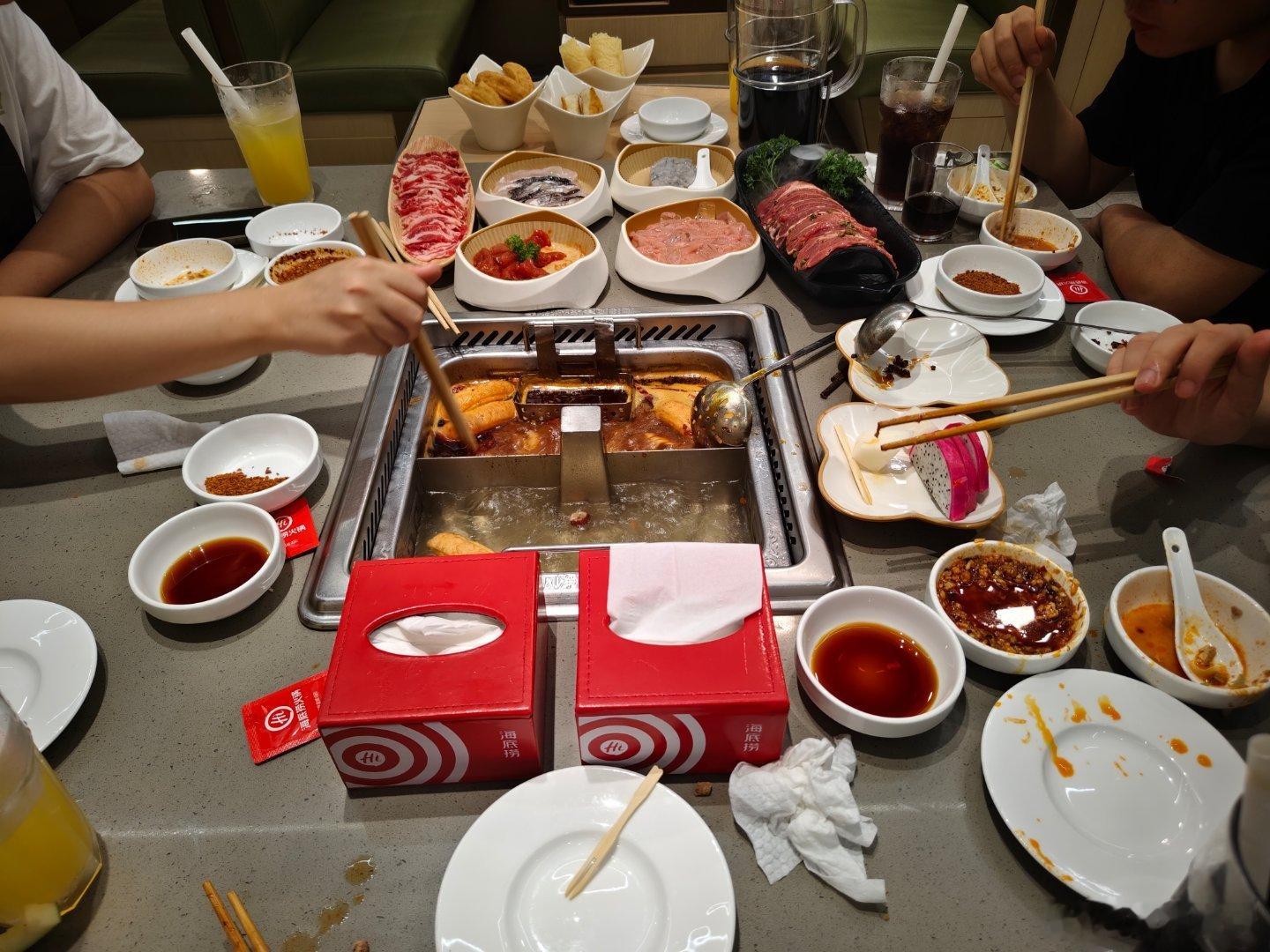 柳州地震地震了，深夜睡不踏实，跑出来海底捞！ 