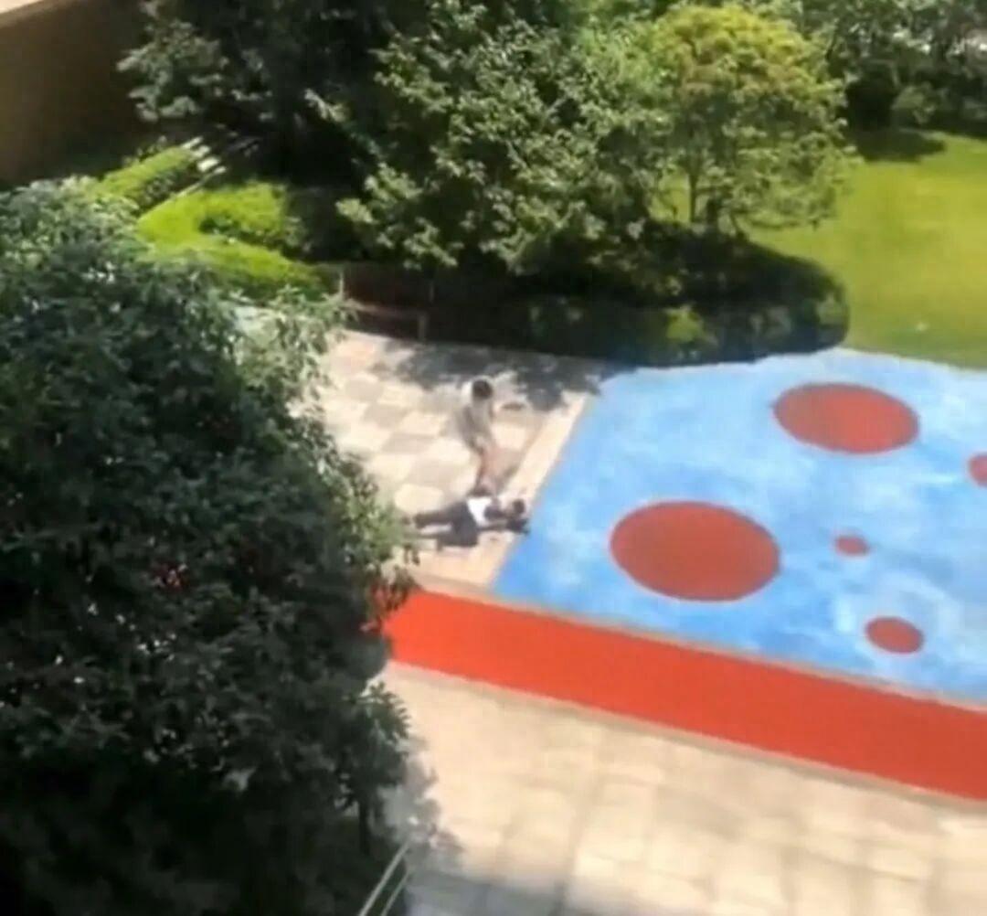 温州一小区保安遭业主殴打，疑因业主嫌保安送外卖太慢，据媒体报道，打人者20多岁，