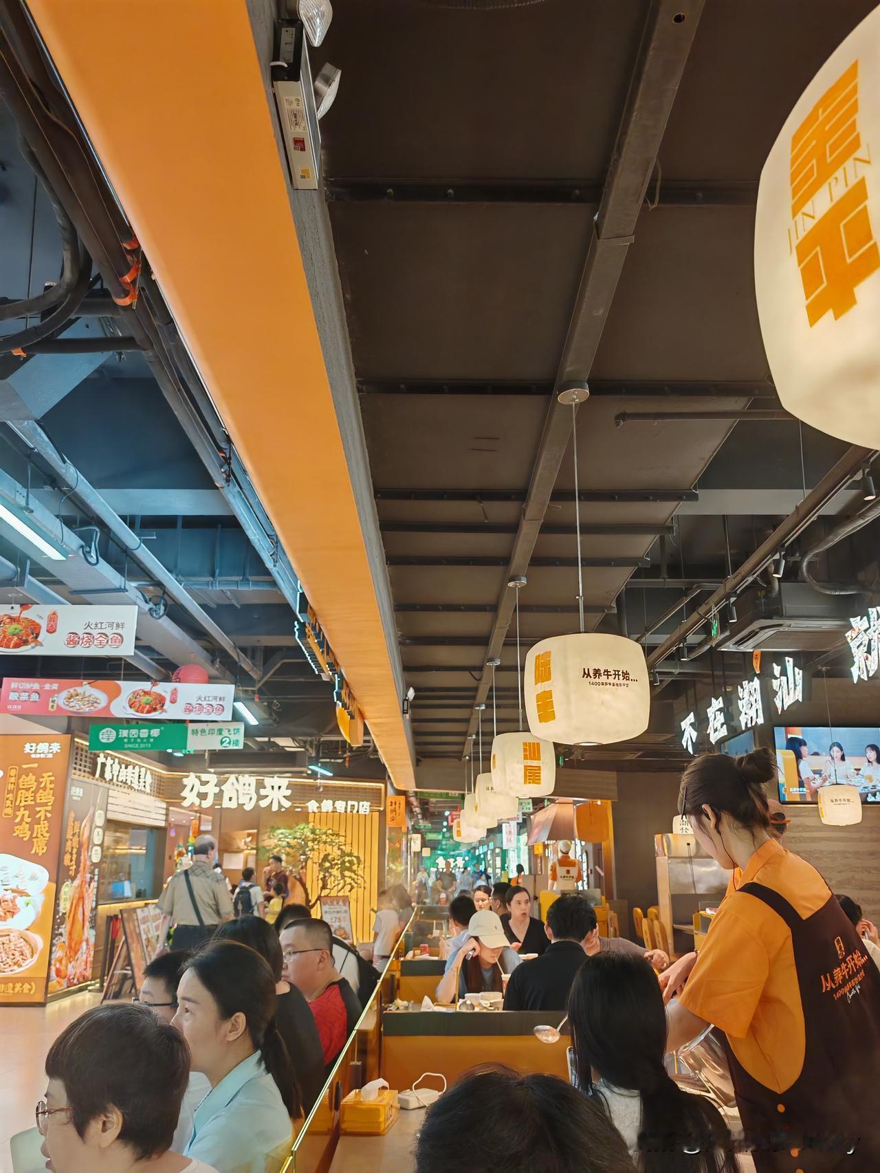 在广州餐饮界，拿号的人就算再多，大家也是坚定的排着，绝不会因为对面或者隔壁店家有