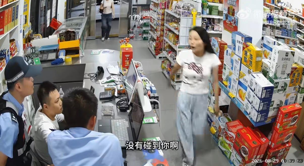 男子被冤摸女子臀部妻子气愤有些男子可没这个男生，有这么好的运气…被污蔑了，还能被
