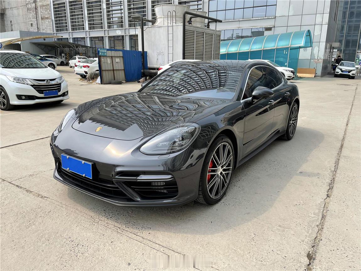 保时捷 Panamera Turbo 2017年03月份生产，目前仪表里程180