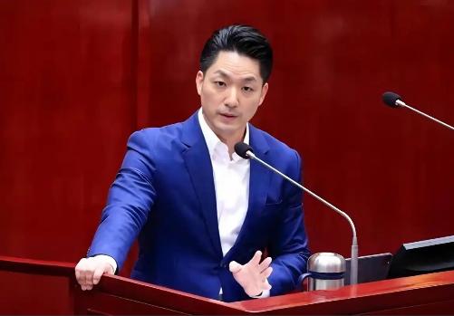 台湾政坛即将大洗牌！蒋万安连任稳了？国民党“少主”归位进入倒计时
台湾地区政坛恐