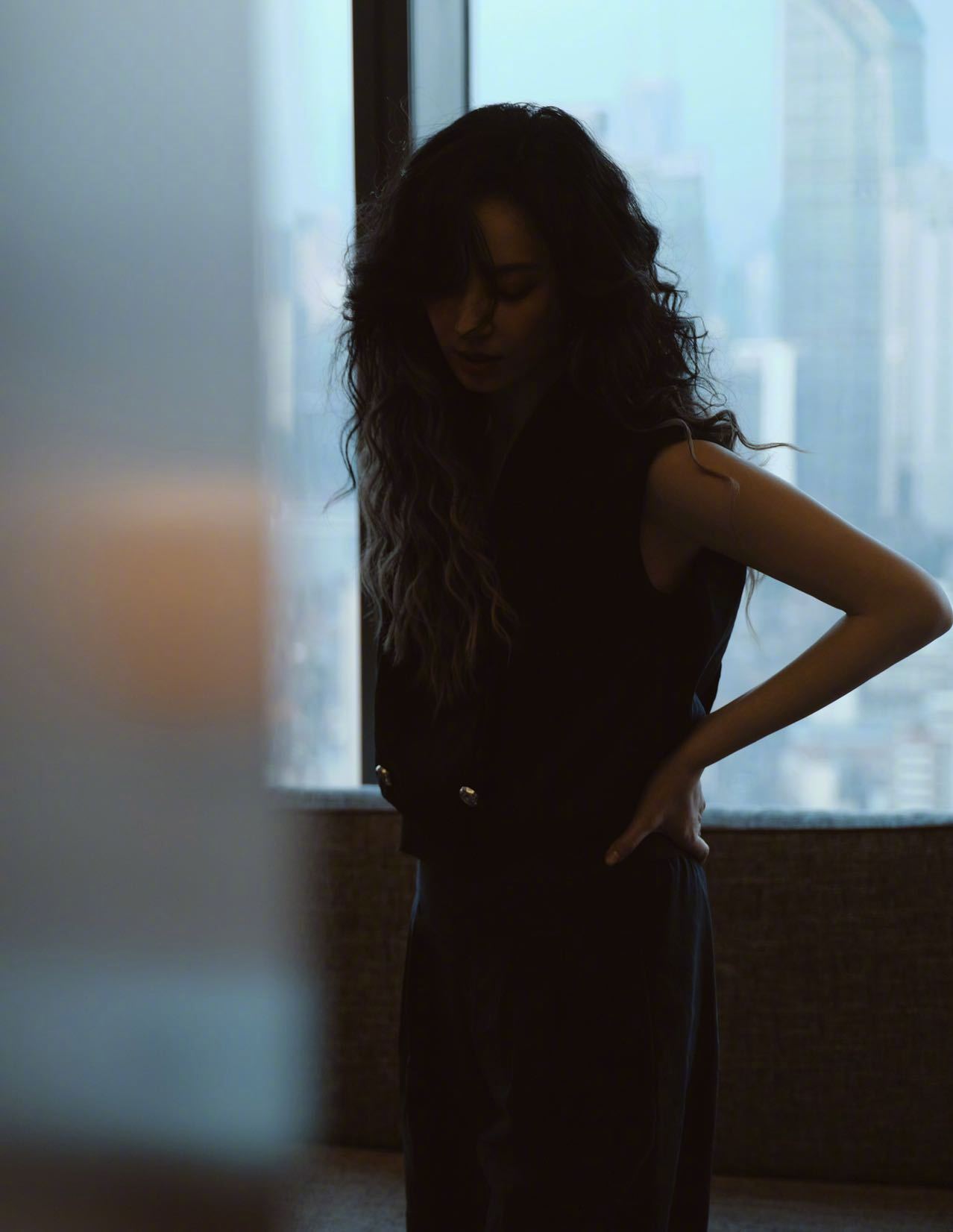 郑希怡45岁状态 一整个被郑希怡上海时装周的状态惊艳到！距离浪姐1播出时隔六年姐