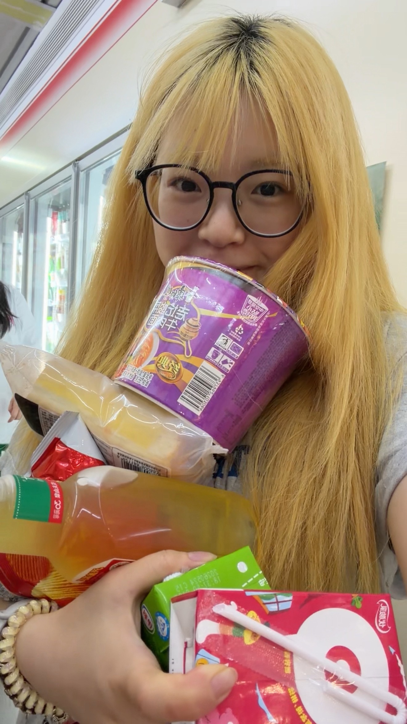 今天711有活动知道吗 孩子们我拿的东西太便宜了被妙攻击了 
